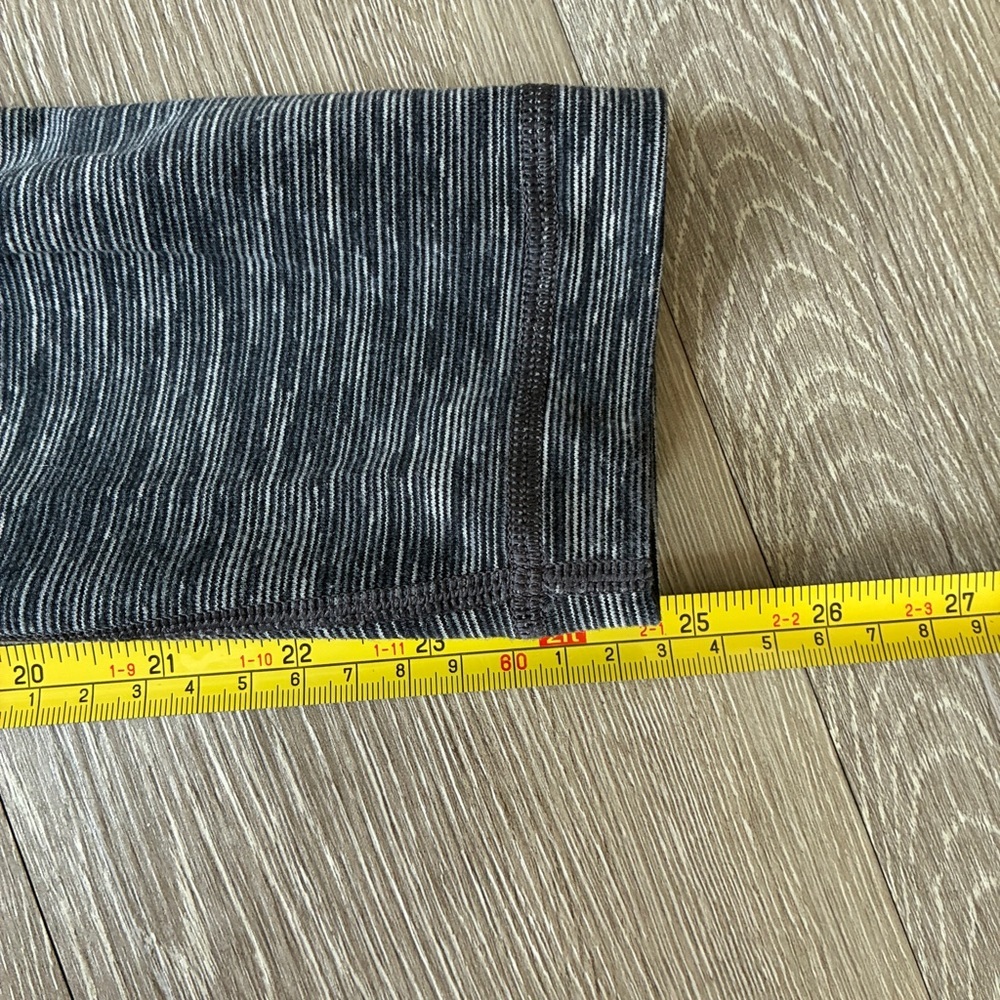 Lululemon Charcoal Gray Navy striped leggings Excellent condition - Picture 8 of 9